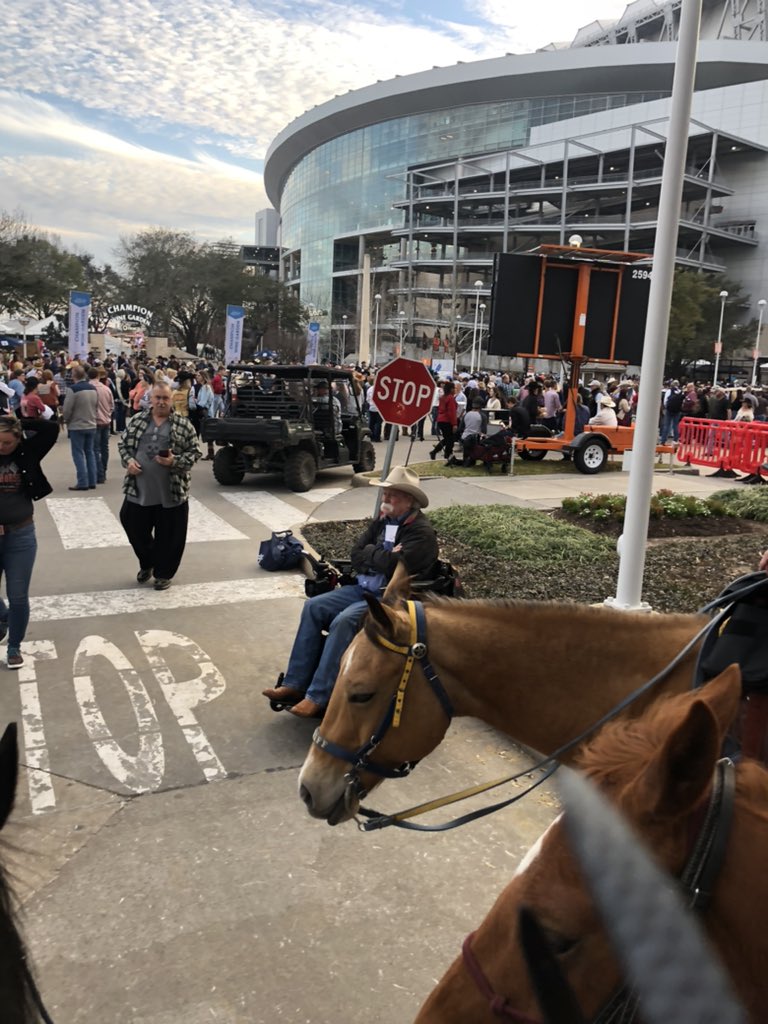 HCSOMounted's tweet image. Day 3 with Tim McGraw.  The fans are stacked up and waiting on the gates to open.

Our Mounted deputies are staged at each of the entrances if you have any questions or need directions.

#hcsomounted #HCSO #hcsotexas