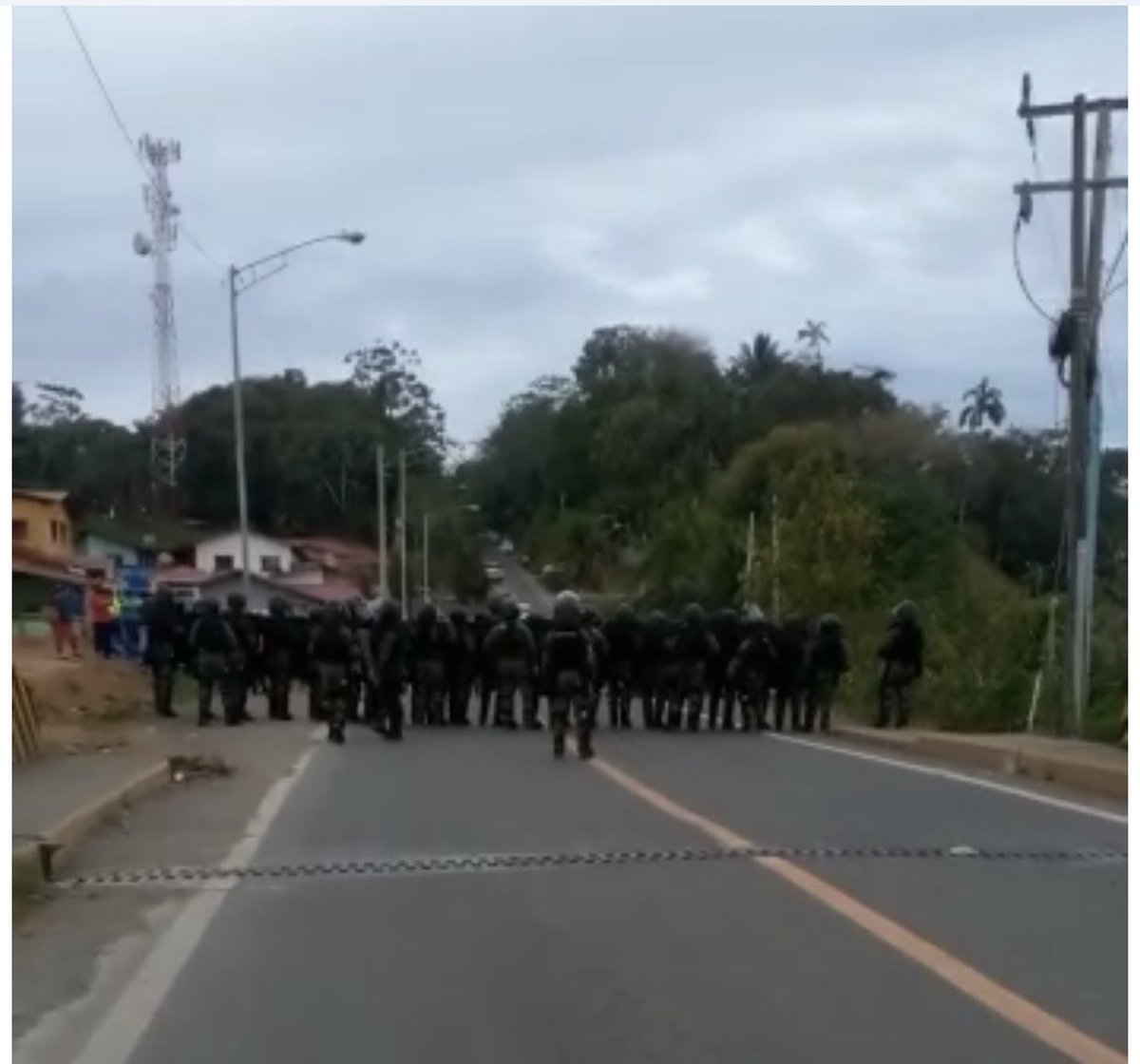 #CierreDeVía Una pelea de poder entre el concejo municipal de Changuinola (mayoría PRD) y la Alcaldesa (CD) tienen secuestrada la ya golpeada economía provincial, HASTA CUÁNDO? 
<a href="/criticaenlinea/">Diario Critica.Pa</a> <a href="/AlvaroAlvaradoC/">Alvaro Alvarado - Noticias 180 Minutos/ Sin Rodeos</a> <a href="/MetroLibrePTY/">Metro Libre</a> <a href="/elsiglodigital/">El Siglo de Panamá</a> <a href="/Taysha_Nurse/">TAYSHA Nurse G.</a>