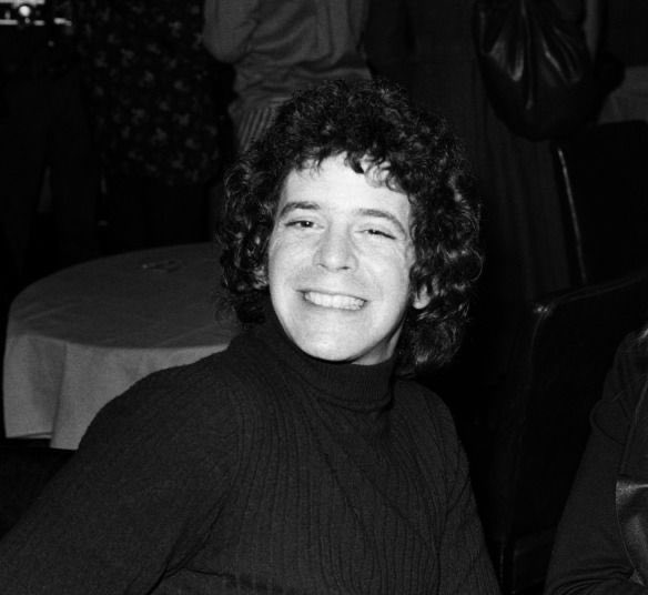 Happy heavenly birthday to Lou Reed, a rare photo where he laughs     