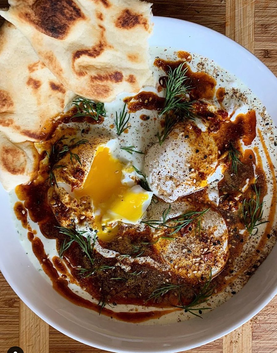 Did you even know Turkish Eggs were a thing!? 
well, now you know...
Thank you @eatschitect for making us drool!🤤

#turkisheggs #zaatar #naan #meatlessmonday #meatless #vegetarian  #brunch #brunchideas #eatlikeyoumeanit #homecooking #middleeasternfood