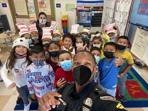 OxnardPolice's tweet photo. Read Across America! Annually on March 2nd and throughout the week, Oxnard Police Department officers are honored to visit local classrooms to celebrate reading with elementary school students in Oxnard.
#oxnardpd #oxnardpolice #drseuss #readacrossamerica #readacrossamerica2022 https://t.co/PNlJPFhzhd