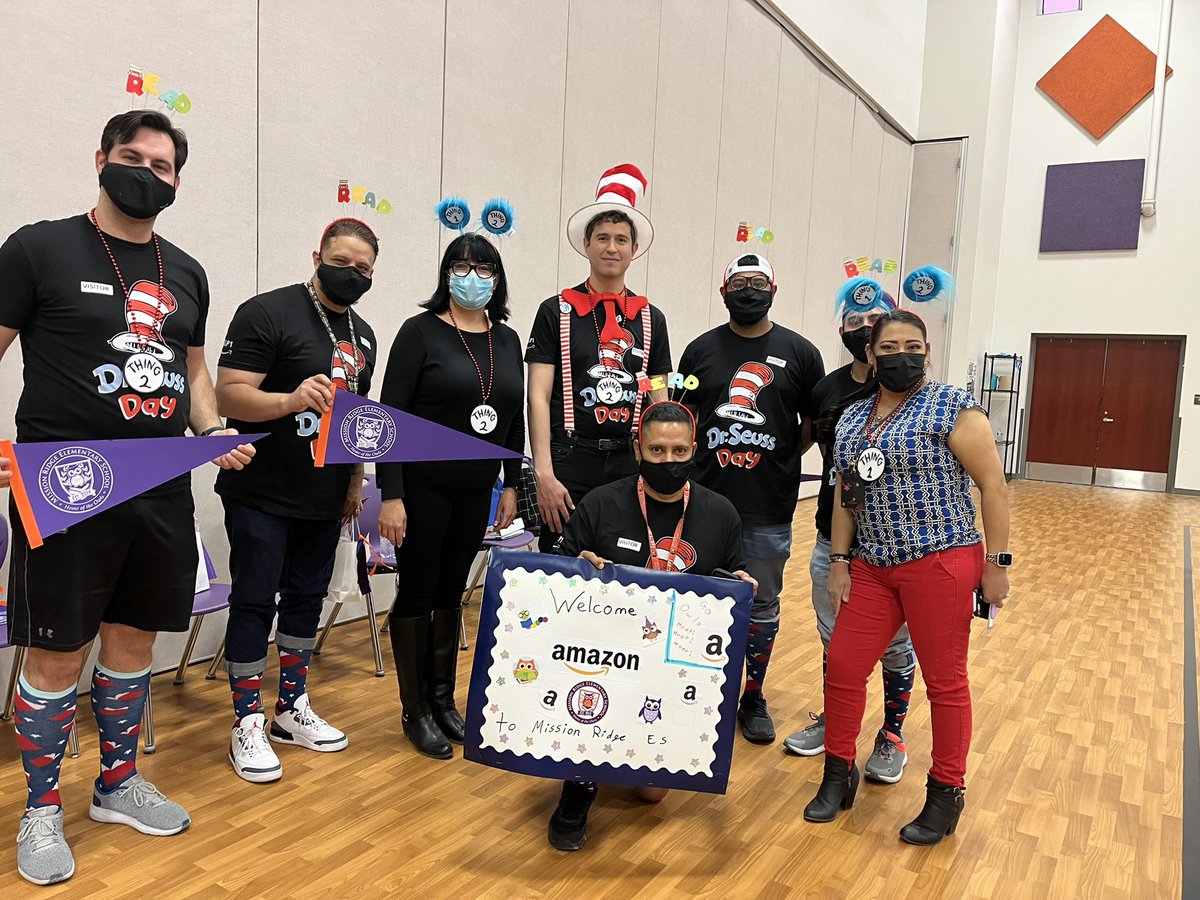 larellano_MRES's tweet photo. Thank you Amazon for helping build the love of reading in our Owl community. #Amazon #TeamSISD #LeaveaHeartPrint https://t.co/6LDhm3mOFm