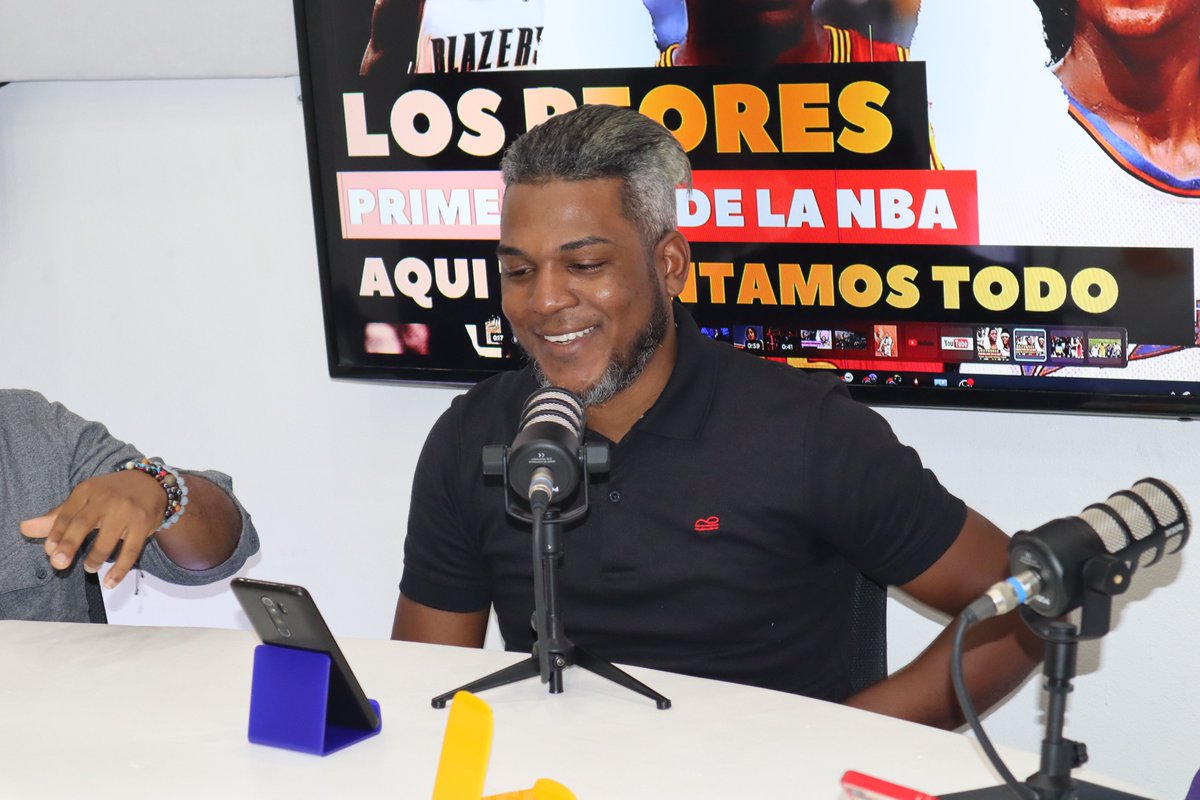 PLANOVISIONRD's tweet photo. #CESARMARTIN EN CABINA DE #VISIONDEPORTIVA DESDE #PLANOVISION JUNTO A @JayFaa1 Y @29Eliezer https://t.co/asJSVlMXnW