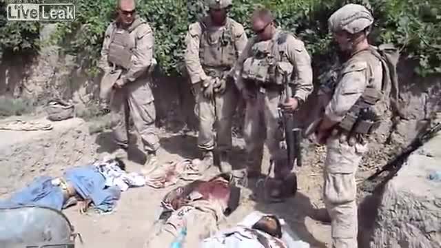 Soldados estadounidenses orinando encima de cadáveres de afganos tiroteados por ellos mismos.

Estos son los garantes de los crímenes de guerra, del respeto de los derechos humanos y la defensa de los civiles inocentes.