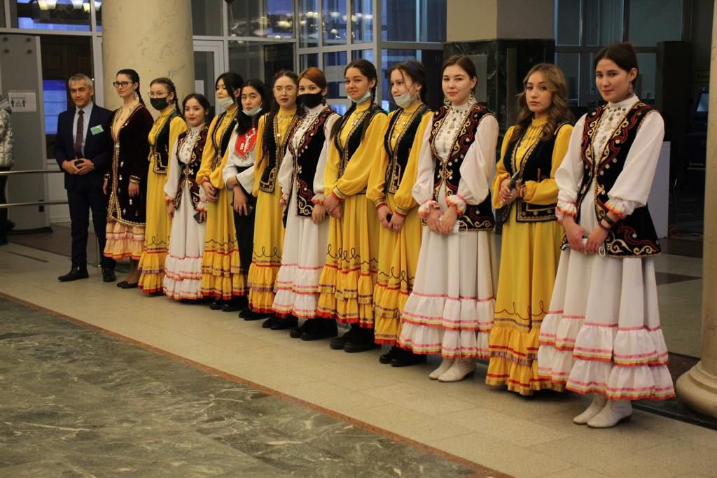 Made in Yakutia: в этом году в стране впервые проводится олимпиада по родным языкам и литературе.
Это кадры из Чечни и Башкирии. А начиналась олимпиада в стенах в СВФУ в 2015 году 😊
