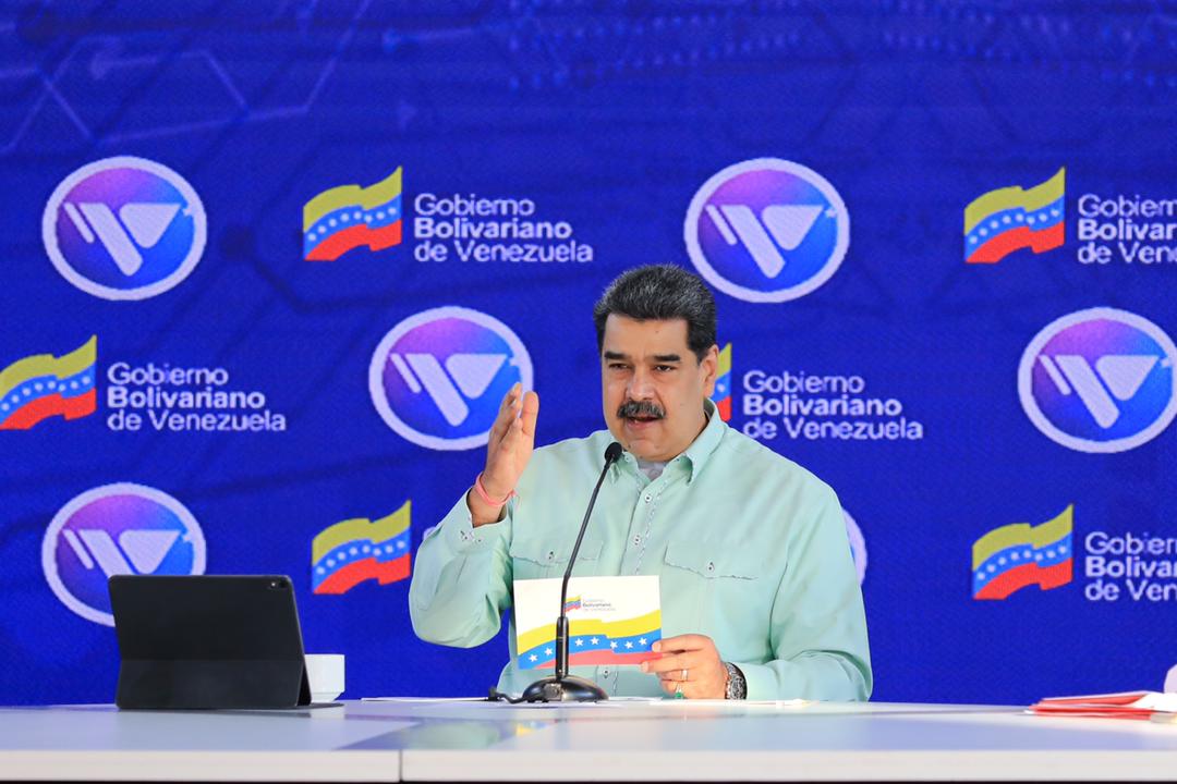 Presidente Nicolás Maduro ajustó el salario mínimo a medio petro