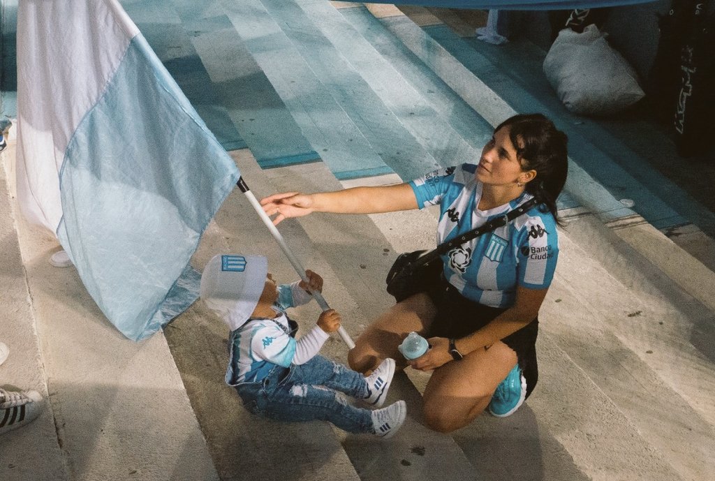 RacingSocios's tweet photo. Mi vieja me dió la vida, Racing el 💙

📸 @ojonoro https://t.co/R1srTF2mse