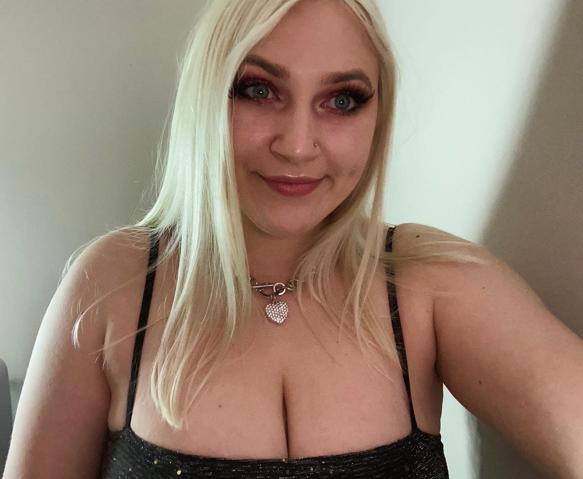 SkyeOnesi's tweet photo. Who is she???? https://t.co/AMcKmT9WV2