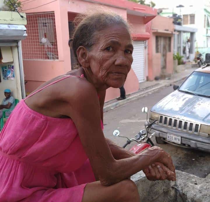 Bajo un panorama triste y desolador, dominado por la hambruna y el dolor; vive la señora Silvia de 63 años de edad, quien padece de cáncer vaginal. Con ella vive su nieto, padeciendo la enfermedad de hidrocefalia. Estos claman por ayuda urgente, para costear sus medicamentos.