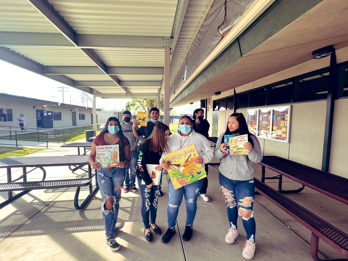 LUSDAlternativ1's tweet photo. Amazing to see our Alt. Ed ASB learners out at Reagan and Lincoln today reading to young learners for #ReadAcrossAmericaDay! #alted  @Lindsay_USD https://t.co/MUaXAr7DNT