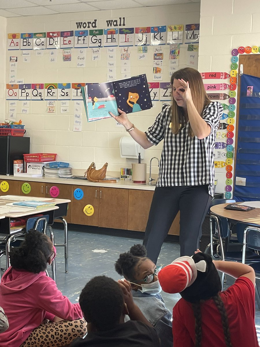 EDurden6's tweet photo. @CIE_HCS had amazing visitors today who read to our students for Read Across America Day! Thank you to @HenryCountyBOE members @AnnetteHEdwards &amp; @sophecpope as well as our Chief Human Resources Officer, Dr. Carl Knowlton! We💙 reading! 📚 https://t.co/JaPfaTvJ2n