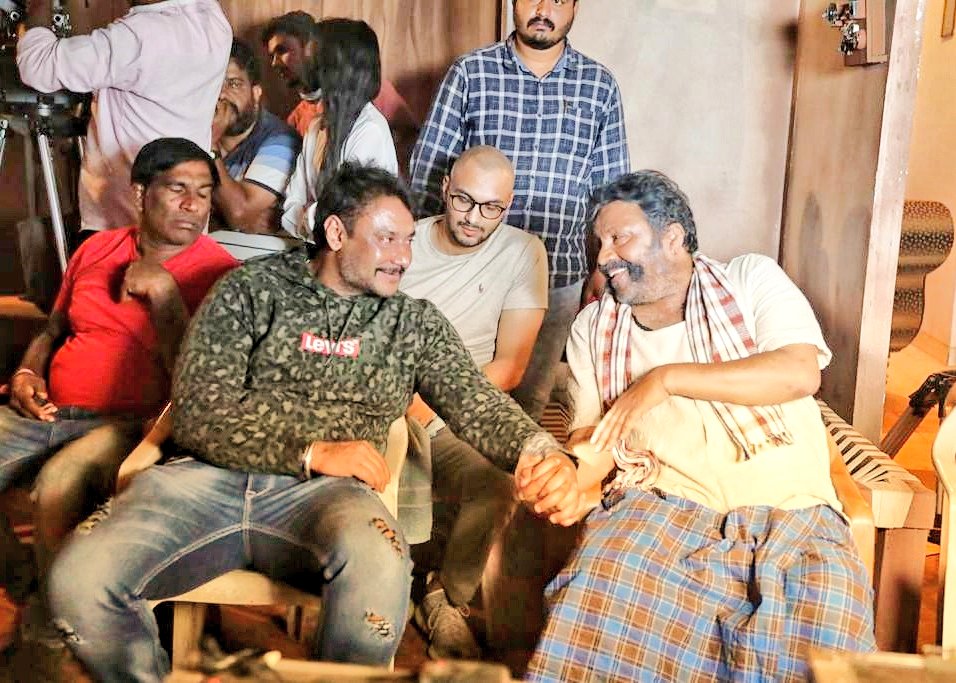 AICSDF's tweet photo. #Exclusive_Pics
@yogarajofficial ನಿರ್ದೇಶನದ 'ಗರಡಿ' ಸಿನಿಮಾದ ಚಿತ್ರೀಕರಣದಲ್ಲಿ ಪಾಲ್ಗೊಂಡ ಸಮಯದಲ್ಲಿ ಕನ್ನಡ ಚಿತ್ರರಂಗದ ಜನಪ್ರಿಯ ನಟ ಹಾಗೂ ರಾಜ್ಯ ಕೃಷಿ ಇಲಾಖೆಯ ರಾಯಭಾರಿ ಆದ ಚಾಲೆಂಜಿಂಗ್ ಸ್ಟಾರ್ @dasadarshan ಅವರು ಭೇಟಿ ನೀಡಿ, 'ಗರಡಿ' ಚಿತ್ರ ತಂಡಕ್ಕೆ ಶುಭ ಹಾರೈಸಿದರು.
#Garadi | #ಗರಡಿ | #ChallengingStarDarshan https://t.co/s7aJqC2fYb