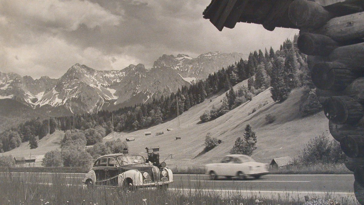 polizeiOBS's tweet photo. Erster Donnerstag im Monat März! 
Mit dem #Barockengel fahren wir am heutigen #ThrowbackThursday in eine andere Zeit.
Fahrt vorsichtig, die Verkehrslage ist heutzutage eine andere😉
Kommt gut in und durch diesen Tag! https://t.co/lcfKqjkRJn