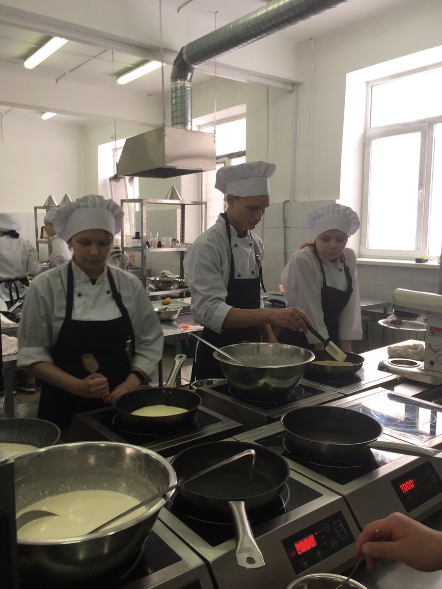 Масленица – в числе самых ярких праздников в России. В нашем колледже проходит масленичная неделя и студенты кулинарного отделения, соблюдая традиции, пекут блинчики на весь колледж. Поздравляем всех с праздником!