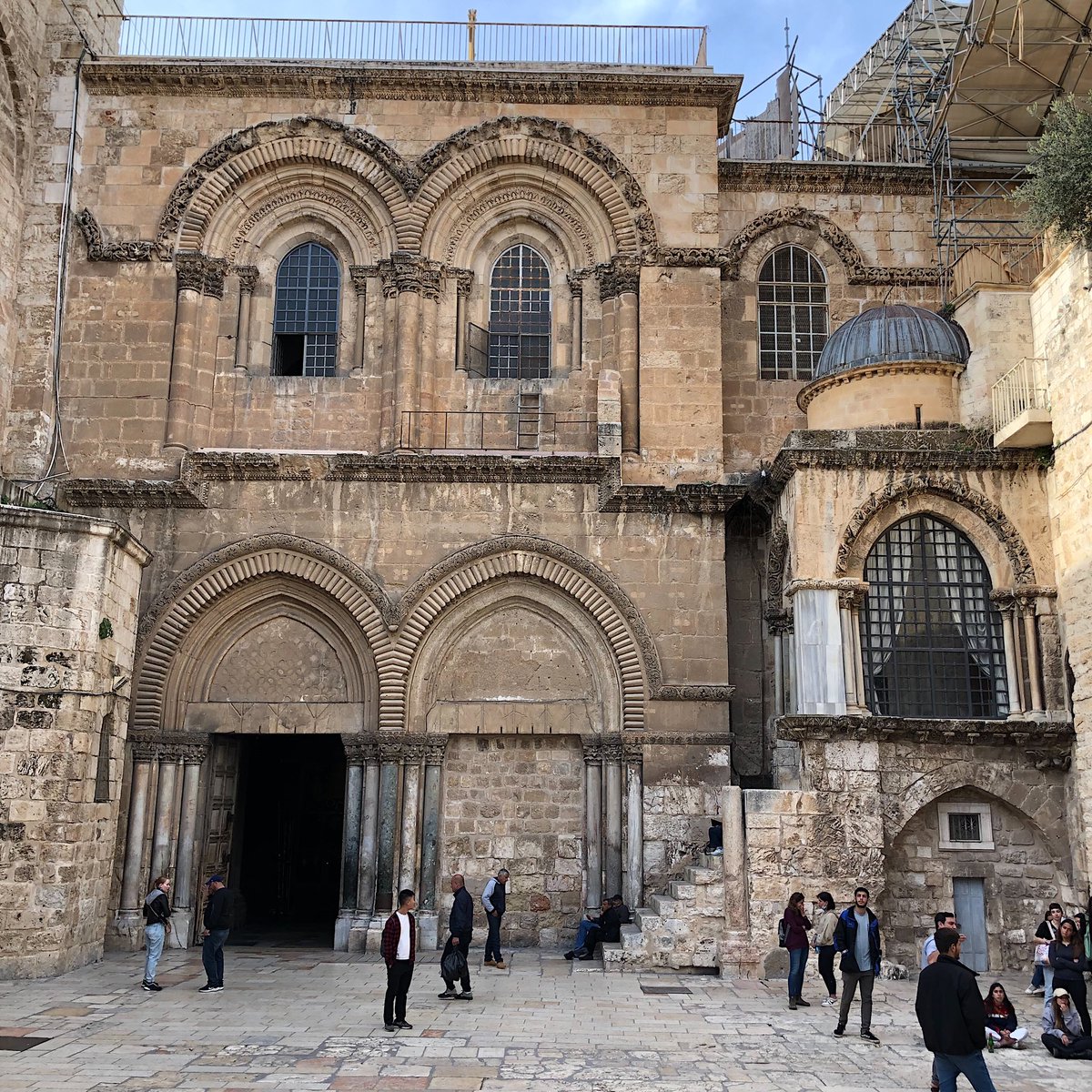 io faccio ancora fatica a realizzare che spianata delle moschee, muro del pianto e santo sepolcro siano a 5 minuti a piedi l’uno dall’altro.