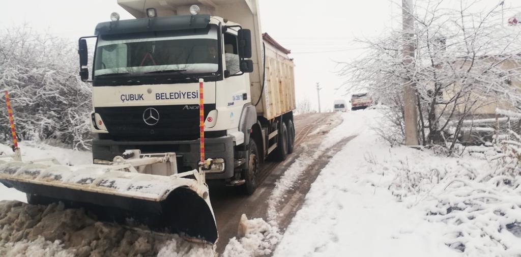 cubukbelediyesi's tweet photo. Yollarımızı özenle kardan temizliyoruz...❄️🧹

Sağlık ve güvenliğiniz için yollarımızdan karları kürüyor ve buzlanan yolları tuzlamaya devam ediyoruz...

#Çubuk #bakidemirbaş #ÇubukBelediyesi #kar #karlamucadele #tambelediyecilik https://t.co/gvpfypQvTf
