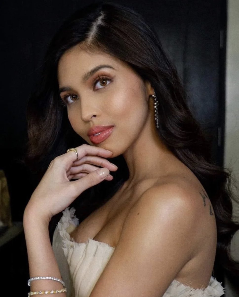 Happiest birthday sa ating phenomenal icon and #PoPinoyTV5 host, <a href="/mainedcm/">Maine Mendoza</a>! 💖

Wish nami'y mas marami pang beautiful opportunities ang dumating sa'yo and MAINE-y more birthdays to come! ✨

#IBAsa5

📸: IG | Celeste Tuviera