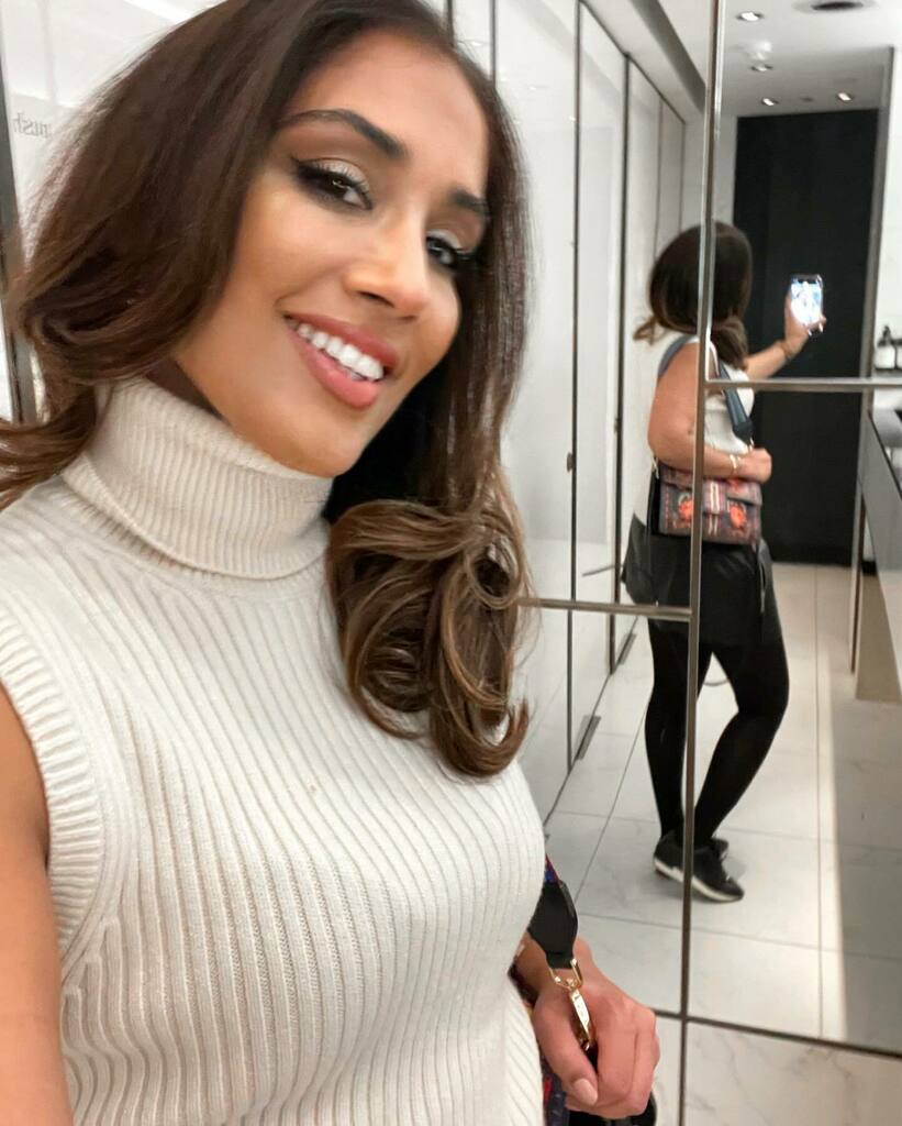 AmbarinaHasan's tweet photo. Double troubleβ¦ swipe for outfit details for yesterdayβs lunch βΆοΈ
.
.
.
.
.
.
.
.
.
.
.
.
#ambarina #beautypassionista #beautyatanyage #getthelook #momofthree #mumofthree #lookoftheday #ootd #40plusstyle #50something #indianbeauty #50plusbloggers #de⦠https://t.co/AkmAndlJYq https://t.co/ookeY9VrYo