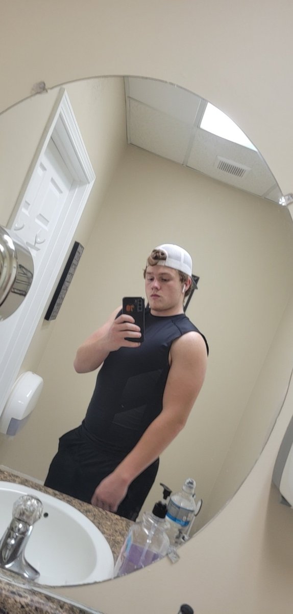 IrishVlogs's tweet photo. I'm seeing big results from work out at lenoir City Fitness.
Only putting on 35 pounds on in a few months.
#WorkAfterWork https://t.co/18OCJOfPOh