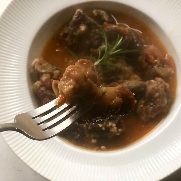 kitanojibie's tweet photo. 🦌えぞ鹿スネ肉の赤ワイン煮🦌

#えぞ鹿 #すね肉 の 調理報告頂きました😄

#スネ肉 は #コラーゲン たっぷりで煮込むと、とろっとろ♪

肉は塩・小麦粉をまぶして、フライパンで焼き目をつけてから煮込んでます。

このひと手間がさらに美味しくしてくれますね🤤

#北のジビエ #えぞ鹿いただきます https://t.co/pY3rRo0Azy