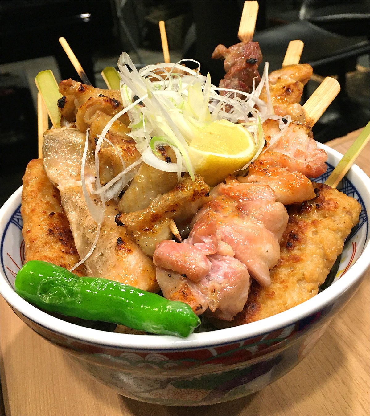 銀座グルメセラピー 俺のやきとり 銀座9丁目 ご飯がみえないくらい焼鳥が乗った豪快ランチ 俺のねぎ塩やきとり丼 豚汁付1 280円 炭火で焼いた焼鳥はモモ ぼんじり つくね 皮など計10本 ご飯は大盛無料 食べ切れなかった分は持ち帰りも可能 焼鳥は 銀座グルメセラピー 俺のやきとり 銀座9丁目 ご飯がみえないくらい焼鳥が乗った豪快ランチ 俺のねぎ塩やきとり丼 豚汁付1 280円 炭火で焼いた焼鳥はモモ ぼんじり つくね 皮など計10本 ご飯は大盛無料 食べ切れなかった分は持ち帰りも可能 焼鳥は