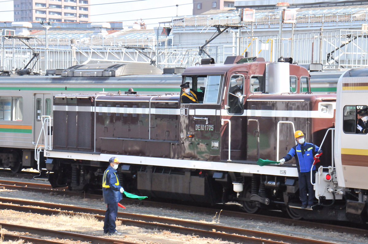 Tachanka1040's tweet photo. DE10 1705茶釜+E131系 宇都宮にて https://t.co/RP0ue06W32