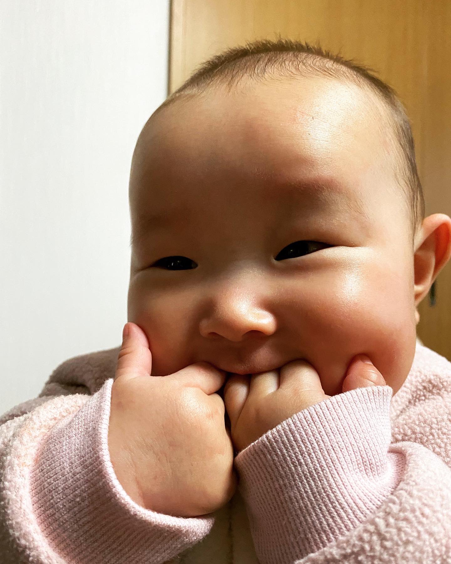 髙塚直樹 キャンプ大好き 片手では物足りなくなったらしい 赤ちゃんのいる生活 女の子ベビー 女の子パパ 成長記録 親バカ部 9月産まれ 5ヶ月 赤ちゃん 指ちゅっちゅ T Co 8hy6l9k0y7 Twitter