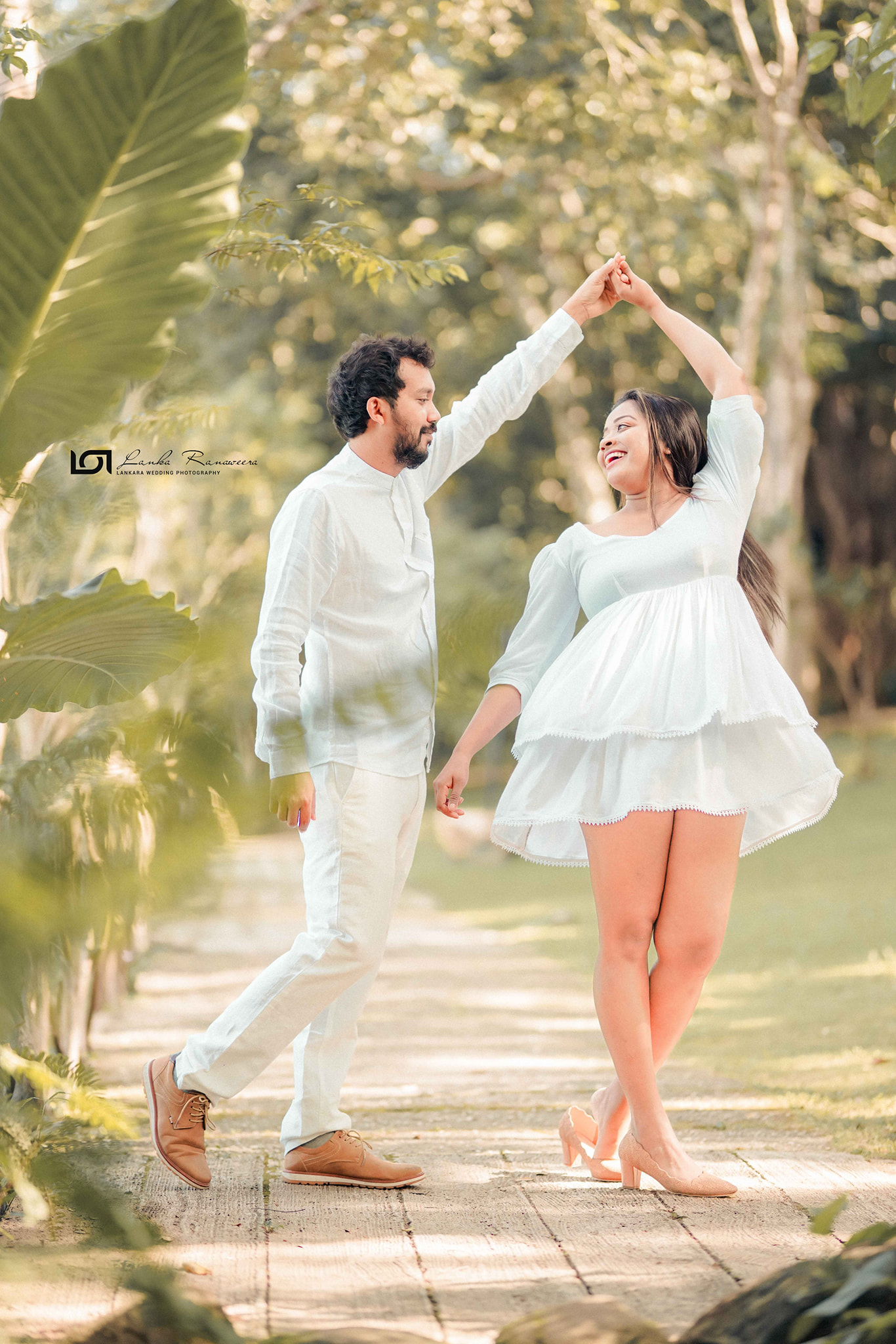 Outdoor Pre-Wedding Photoshoot Dresses Ideas - Happy Wedding App