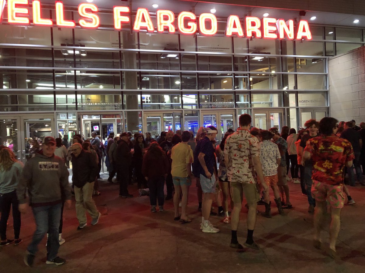 mgopack's tweet photo. ⁦@IGHSAU⁩ ⁦@WellsFargoCtr⁩  How CRAPPY that the parents and fans for the last game of the day for girls state basketball has to wait outside to see the girls. DO BETTER. https://t.co/Nwe1fbNjOs