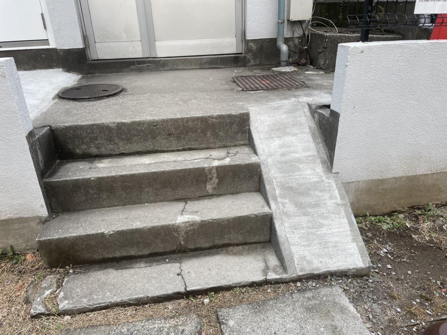 スタジオサイ なんと 駐輪場の階段にスロープができました 今までは自転車を持ち上げて運んでいただいていましたが スムーズに 階段を上がれるようにしました 自転車 バイクでお越しの方は是非スロープをご利用ください ご予約はこちら T