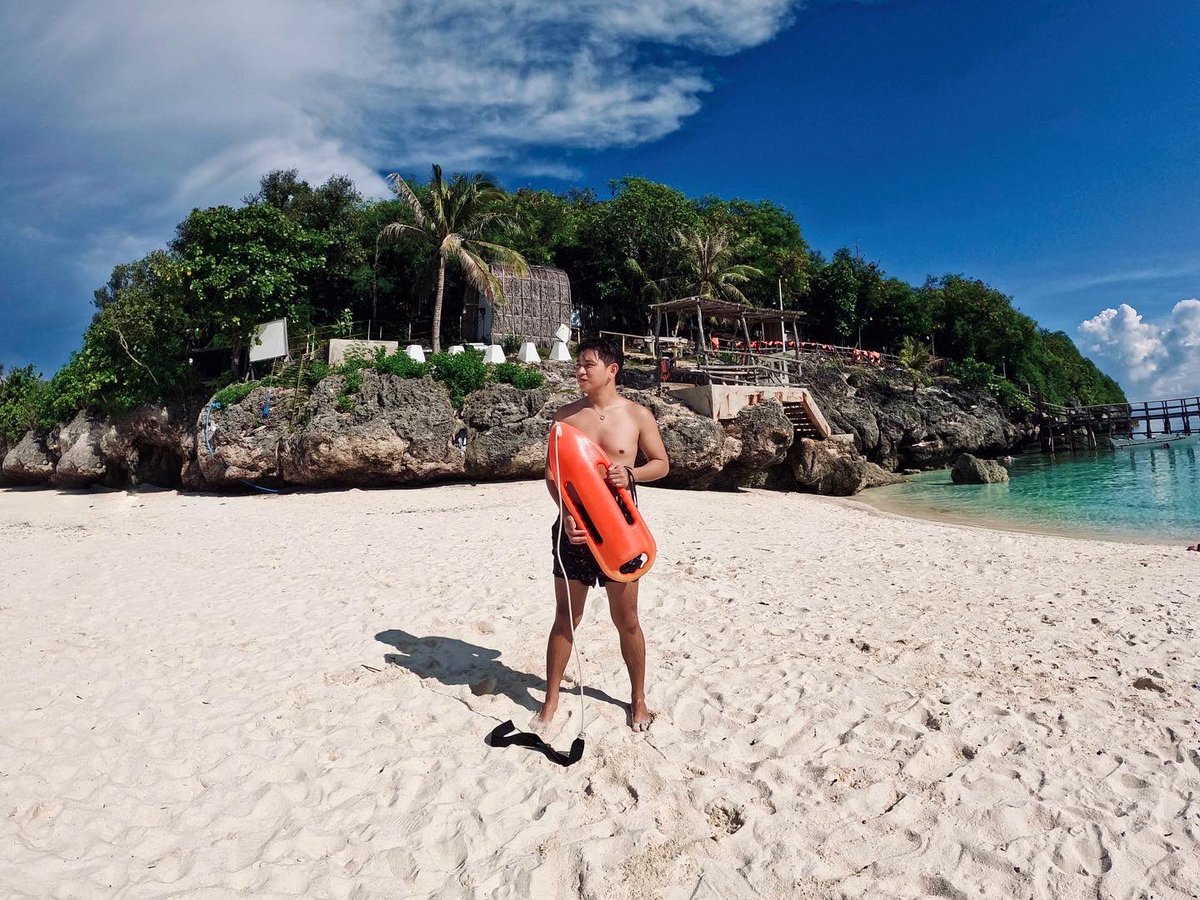 luibalbuena's tweet photo. Even lifesavers need a break too 💪🏻🙌🏻
Looking forward to more adventures this summer 🌞💦
#throwback to my first time at #SumilonIsland last year 😌🏝 https://t.co/p3wtSapxtV