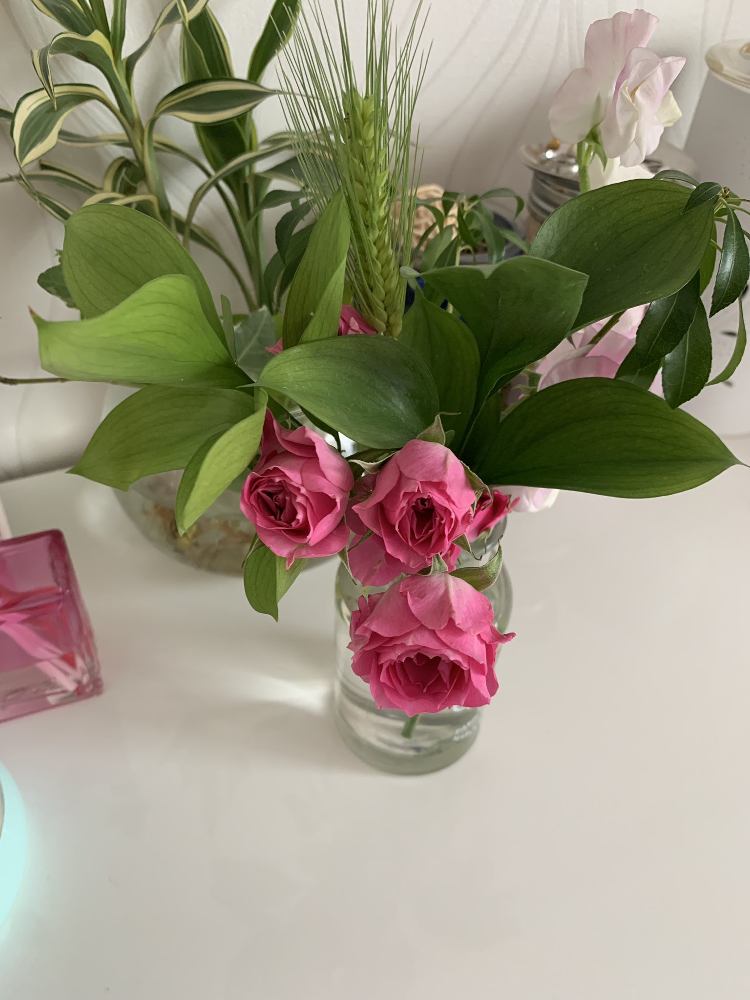 Yk Peach スプレーバラが届きました 花言葉は上品と書かれてます スイトピーも可愛いです バラとスプレーバラ の違いは茎に咲く花の数の違いと知りました バラは茎に1本の花 で スプレーバラは茎に複数の花が咲いてます どちらも素敵