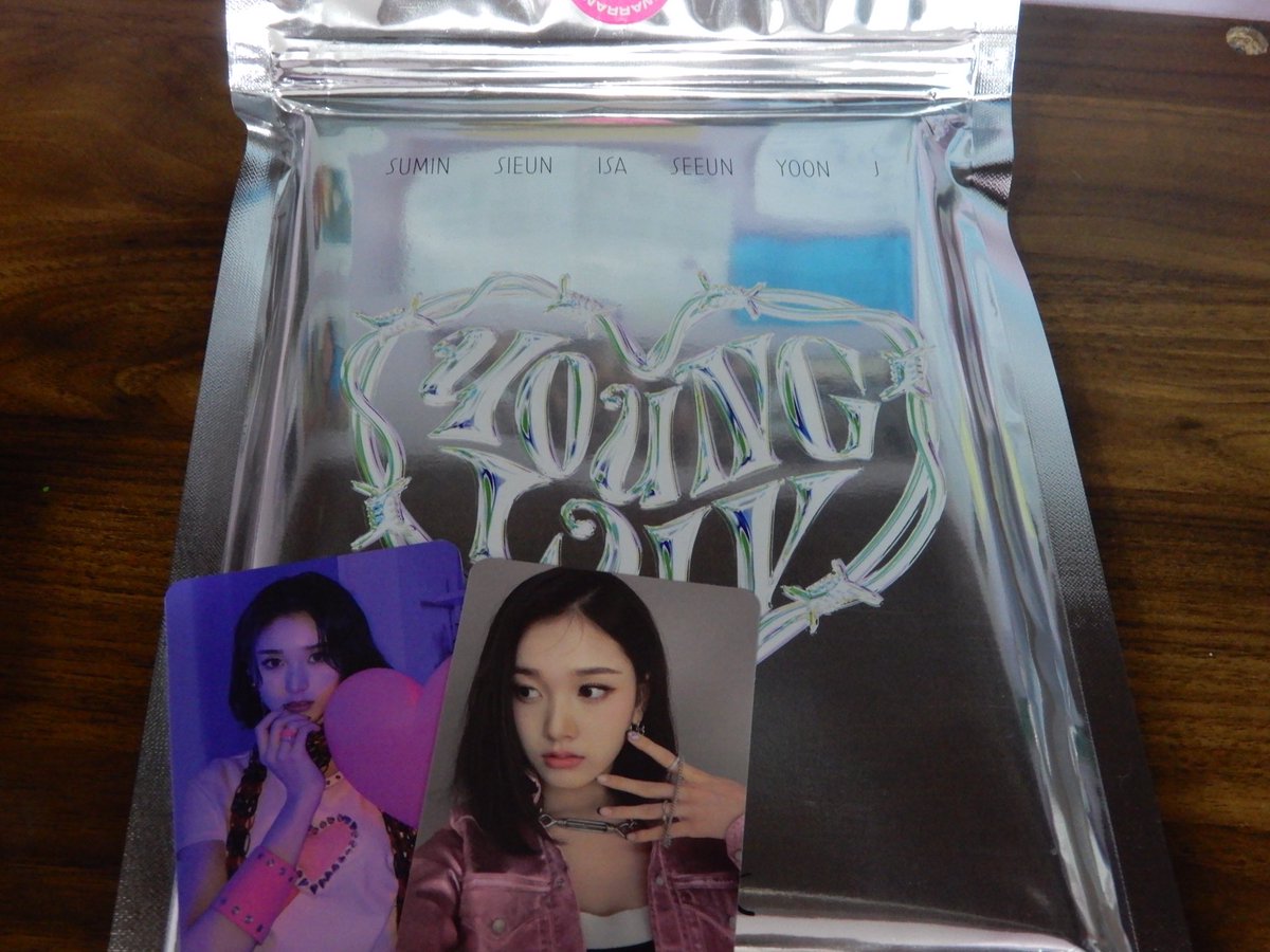 dbxcilye's tweet photo. hehe got my stayc album yesterday and pulled a j set 😍 so so happy to join ur go thank you <33 

#mikrokosmosFeedback https://t.co/Un6W9pzGOE