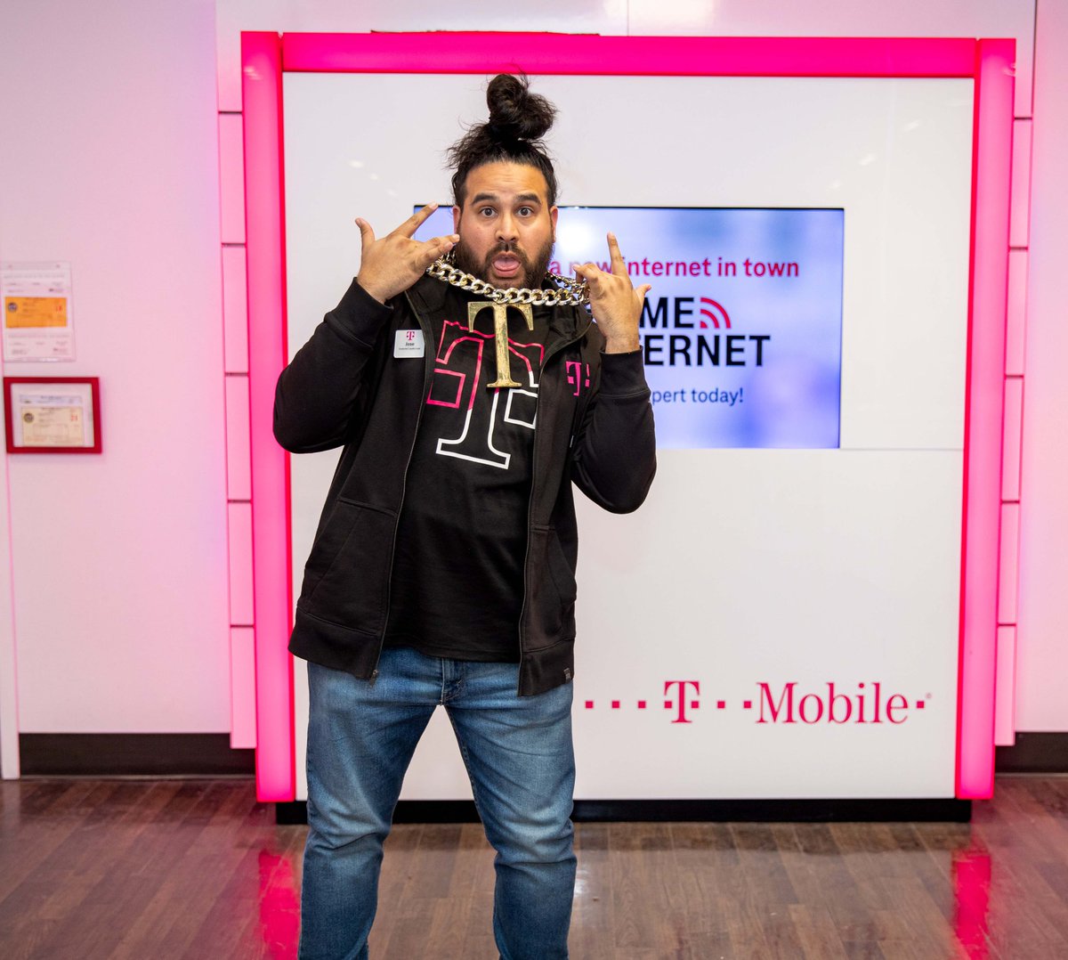 TChainzDC's tweet photo. Took the braids out and was rockin my hair 3 different styles today!
I still don’t know what to do with my hands 🤷🏻♂️🤷🏻♂️🤷🏻♂️
Which style is best?!?……
#ManBun #HighPonytail #HairFlow https://t.co/GbEvZ3chga