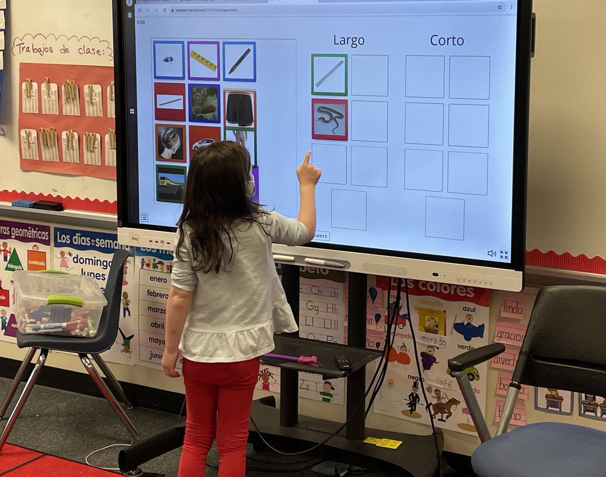 sophieminieri's tweet photo. Using our smart board to sort between heavy/light and long/short! So much fun! #measurement #MsMinierisClass https://t.co/EbvgClHo15