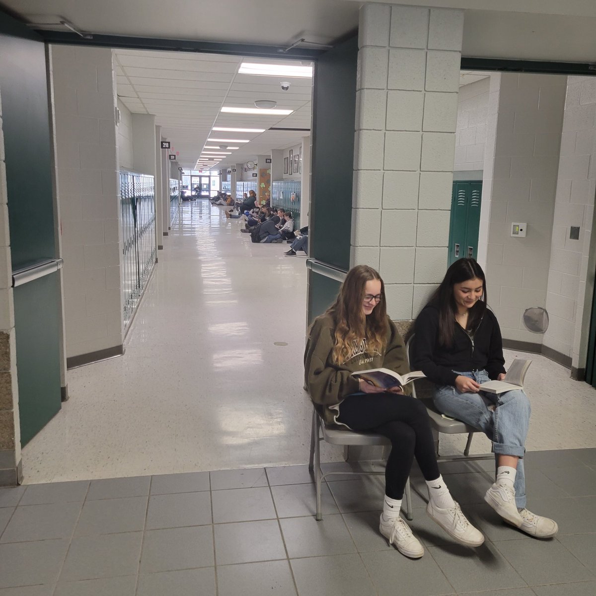 HespPrincipal's tweet photo. Read Across America Day at Hesperia Community Schools included a chain of over 800 staff and students reading throughout the entire district. I've never heard the school so quiet. https://t.co/mm9uHGotPs
