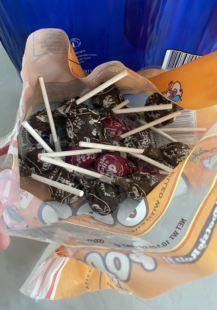 mereboles's tweet photo. This is the worst bag ever?? @TootsieRoll @TootsiePopKid #favcandy #avg220licks https://t.co/BYtDsiMr0Q