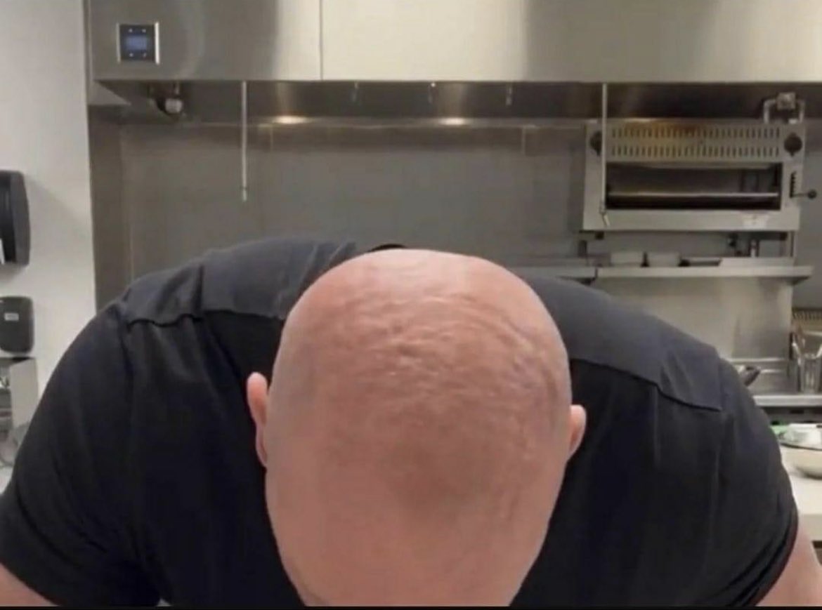 mmadailymemes's tweet image. Breaking: McGregor to face Charles Olivera for the Lightweight Belt at UFC 276  

Live look at negotiations between Dana and Conor: