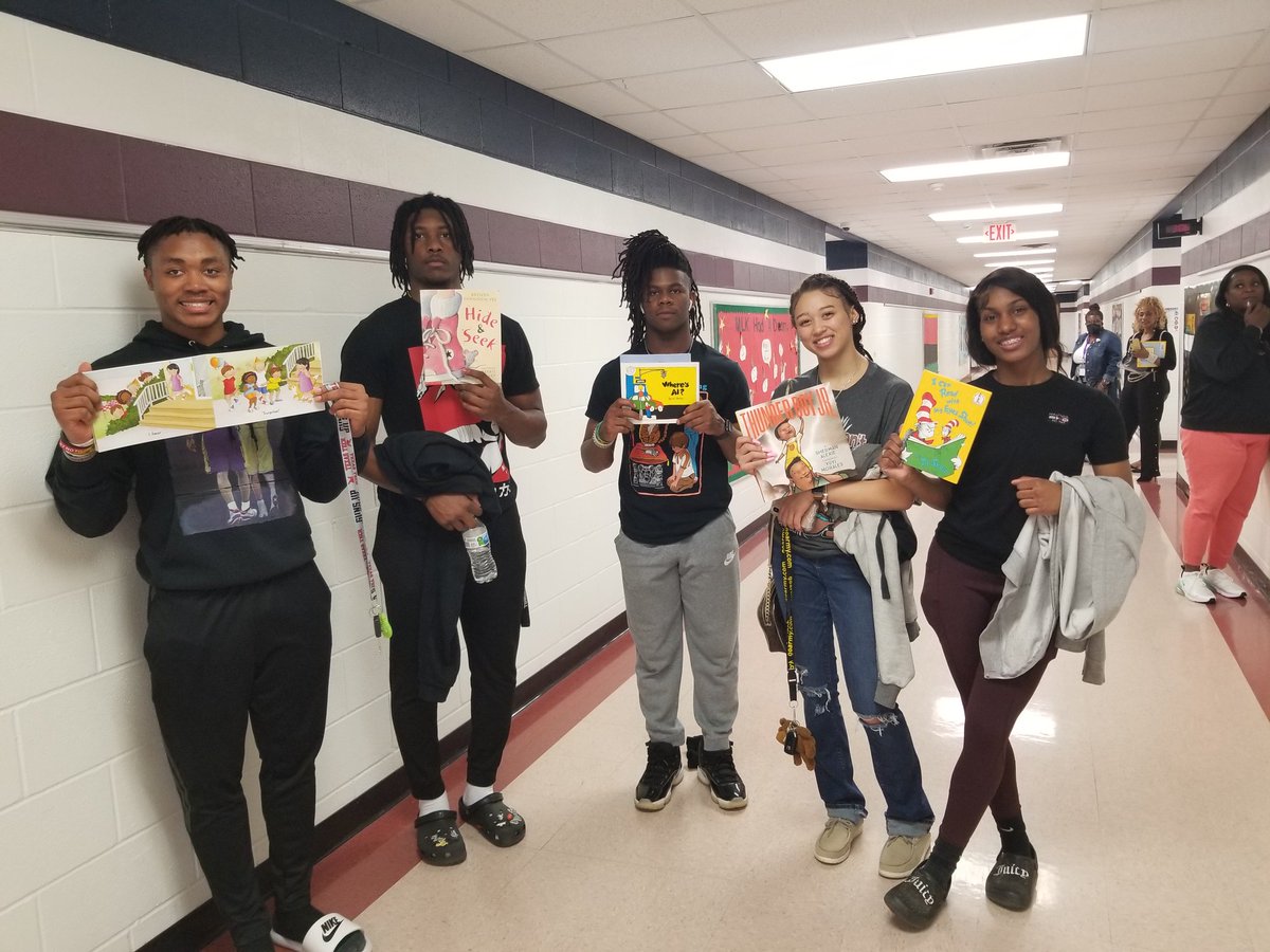 GardereMyers's tweet photo. When High School goes to Elementary. Marlin High School was was honored to be invited to participate in Read Across America at Marlin Elementary. The students had a rewarding experience. #committedtoexcellence https://t.co/ccezWR5CKH