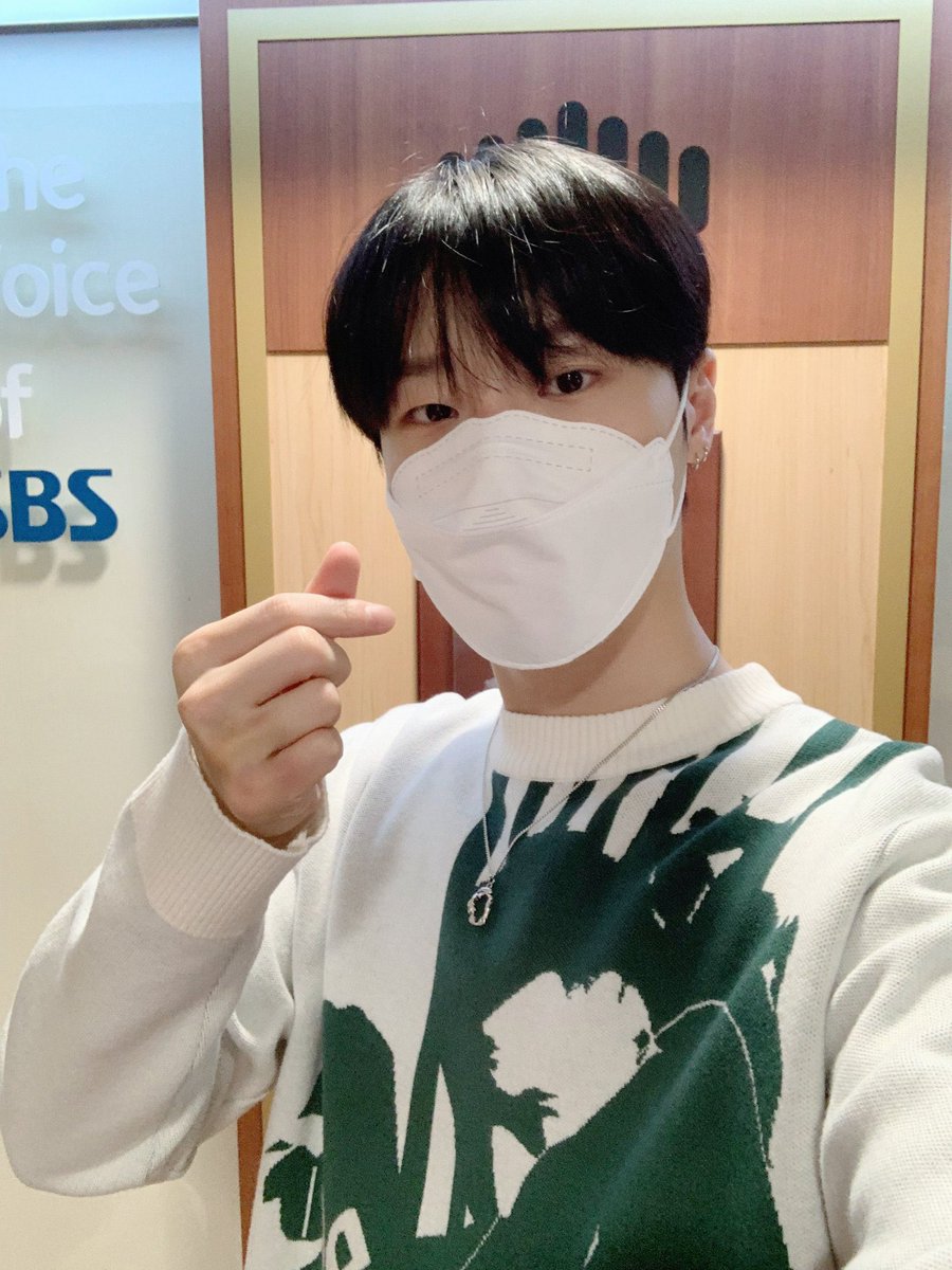 WOODZSYN's tweet photo. Delicate corner with the warm bulbs bathed over it. The main guest of tonight’s episode of 𝘠𝘰𝘶𝘯𝘨 𝘚𝘵𝘳𝘦𝘦𝘵 looking fresh with my warm outfits. https://t.co/gvt4pWcCgN