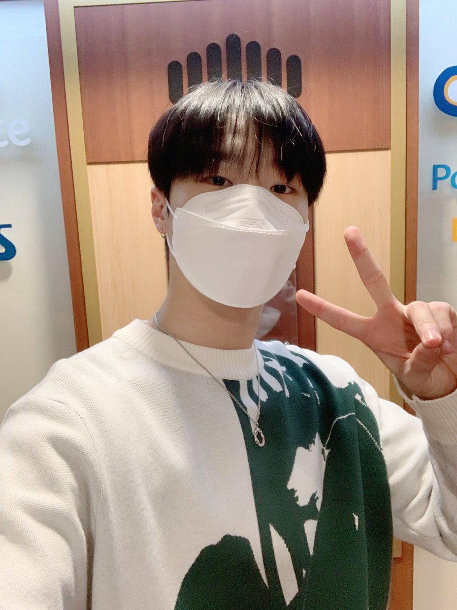 WOODZSYN's tweet photo. Delicate corner with the warm bulbs bathed over it. The main guest of tonight’s episode of 𝘠𝘰𝘶𝘯𝘨 𝘚𝘵𝘳𝘦𝘦𝘵 looking fresh with my warm outfits. https://t.co/gvt4pWcCgN