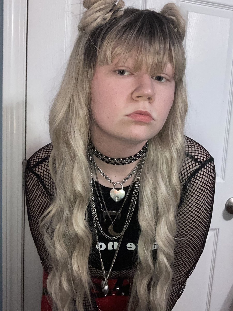 Eridesiaa's tweet photo. Tryna be someone’s alt boyfriend 😩🖤❤️‍🔥 #alternative #alt #nonbinary #transguy #tattoo https://t.co/yXcGdZKS2f