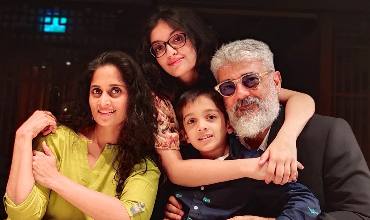 TICKTALKNEWS's tweet photo. #CELEBRITYCLICKS 

THE LATEST PICTURE 🤩 OF KOLLYWOOD ACTOR " THALA " 🦁 AJITH'S PHOTO WITH HIS FAMILY 💥 GOES VIRAL IN SOCIAL MEDIA 🎉. 

#Ajithkumar𓃵  #AK61  #Valimai 
#Ajith https://t.co/B3HCLjFTN2