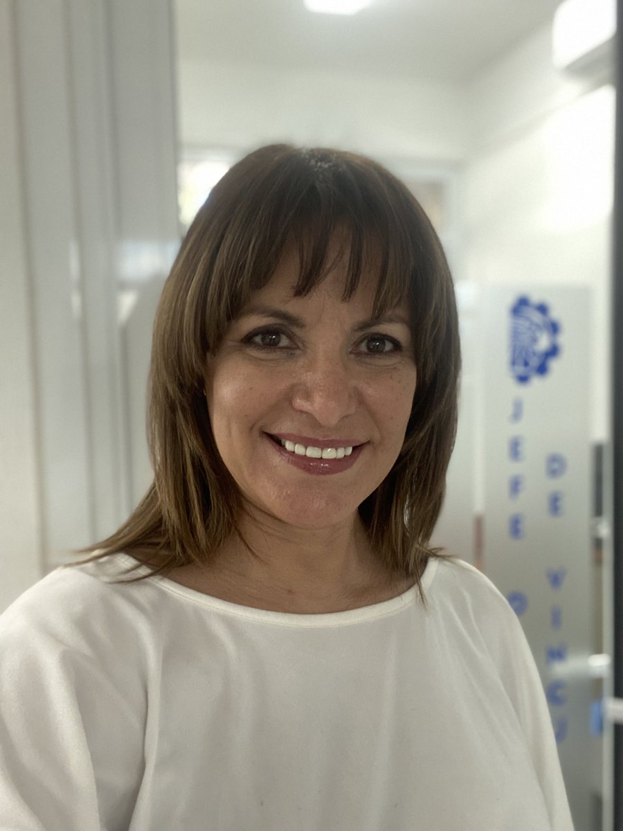 Patricia_Patron's tweet photo. Un día eres joven y al otro, te acostumbras al #mododeportivo 😅Aquí donde me ven, he renunciado… a los tacones 👠 Segundo día consecutivo y ya no los aguanté… Mi nueva normalidad en clases presenciales #TecNM #LaPaz 🤓 👟 https://t.co/jlhiaaAzux