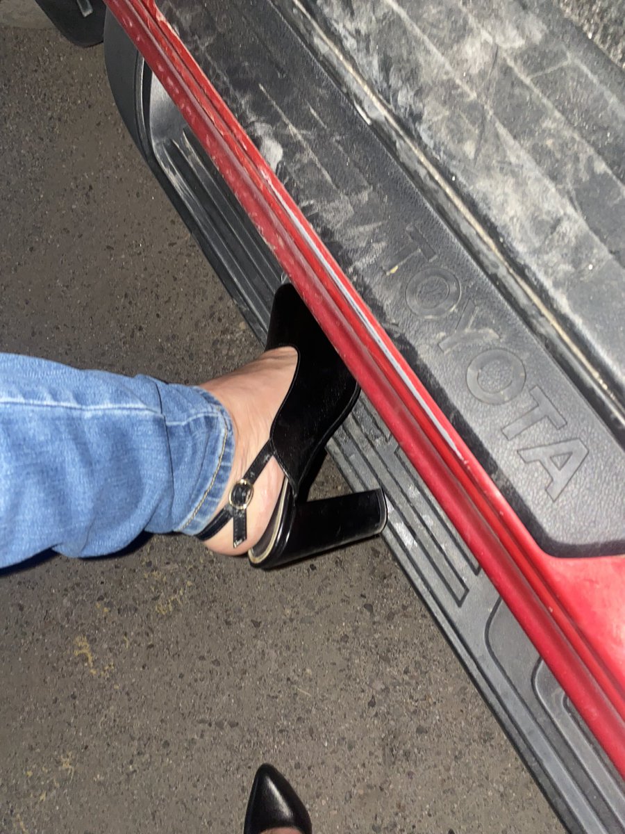 Patricia_Patron's tweet photo. Un día eres joven y al otro, te acostumbras al #mododeportivo 😅Aquí donde me ven, he renunciado… a los tacones 👠 Segundo día consecutivo y ya no los aguanté… Mi nueva normalidad en clases presenciales #TecNM #LaPaz 🤓 👟 https://t.co/jlhiaaAzux