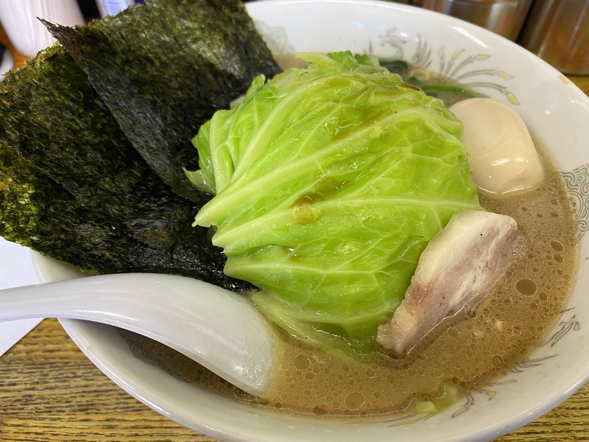 sgbert0203's tweet photo. #うえむらや 
キャベツが玉ごと入った家系ラーメン
たまに、食べたくなる https://t.co/8HC3CWqqkI