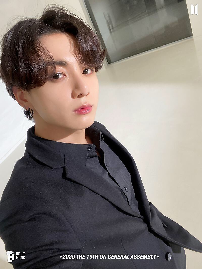 kiss_seven7's tweet photo. — Hoy se informó la INCREÍBLE noticia de que #JUNGKOOK se graduó de la Universidad "Global Cyber" y que también recibió el PRESTIGIOSO "Premio presidencial", como no pudo asistir a la ceremonia dejo un video de agradecimiento dónde dijo que hoy se graduaba del Departamento de (+) https://t.co/2SrkEoYOXO