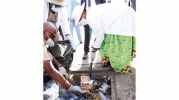 GogoNdomupei's tweet photo. A pragmatic and hands-on person who leads by example, the @ZimFirstLady planted trees in Africa Unity Square and addressed a gathering on the need for cleanliness and to shun drugs and domestic violence which were rearing an ugly head in communities
#CleanEnvironments https://t.co/fO0llttfJU