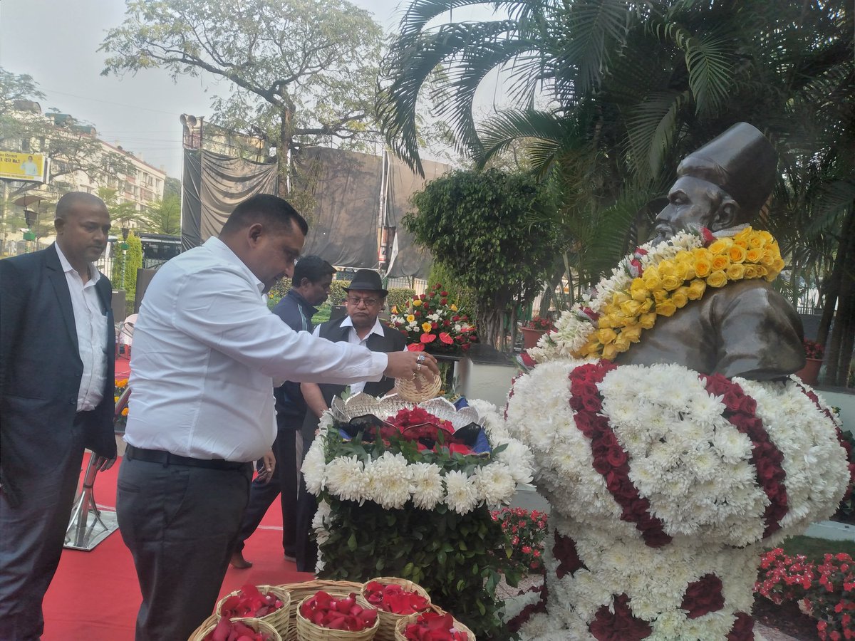 "टाटाजी का सपना था जमशेदपुर को आधुनिक सुविधाएं के साथ हर वर्ग के नागरिकों को बेहतर और गुणात्मक नागरिक सुविधाएं उपलब्ध हो,उनके सपनों को पूरा करने के मिशन पर लगा हूँ"

जमशेदजी टाटा के 183वीं जयंती के अवसर पर पोस्टल पार्क स्थित उनके प्रतिमा पर पुष्पांजलि कर श्रद्धा सुमन अर्पित किया।