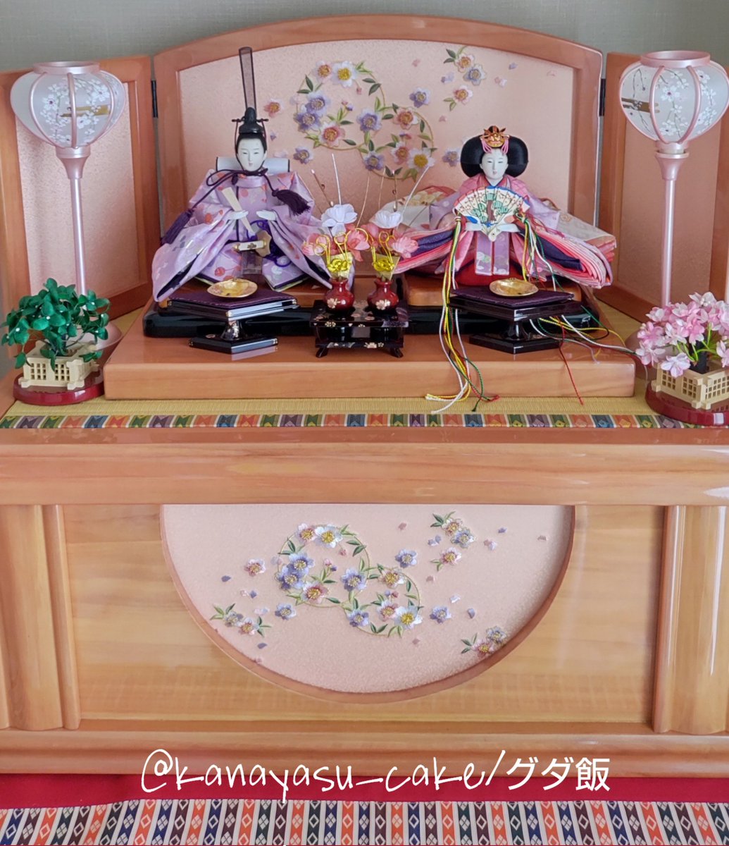 kanayasu_cake's tweet photo. 今日は雛祭り🌸����🌸

我が家の雛人形🎎
よーく見ると【さくらんぼ柄🍒】　　

🍱ややひな祭り仕様のお弁当🎎
女の子の日を楽しもう🌸

ブログもどうぞ(♡˙³˙)
https://t.co/ybkdTqtkDM

#愛のいいね　#雛祭り　#女の子　#今日のお弁当　#お弁当記録　#お昼ごはん　#お弁当　#おうちご飯　 #ひな祭り https://t.co/6UkS5uxLad